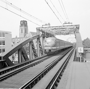 151885 Afbeelding van een electrisch treinstel mat. 1964 (plan T) van de N.S. bij het N.S-station Rotterdam Blaak te ...